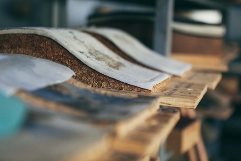 PBS Soles Srl nasce 70 anni fa, producendo inizialmente suole in legno. Negli anni ‘70, la crescente domanda di sughero porta l’azienda a investire in nuove tecnologie.